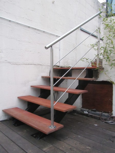 escalier-extérieur-acier-marche-bois-1