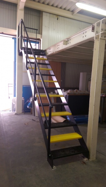 escalier-acier-usine-marche-anti-derapante-3