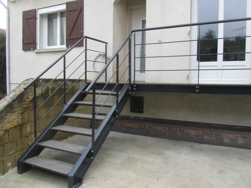 escalier-droit-acier-limon-extérieur-marche-bois-composite-1