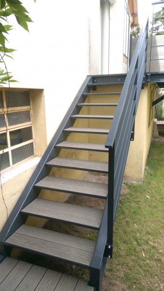 escalier-droit-acier-limon-extérieur-marche-bois-composite-3