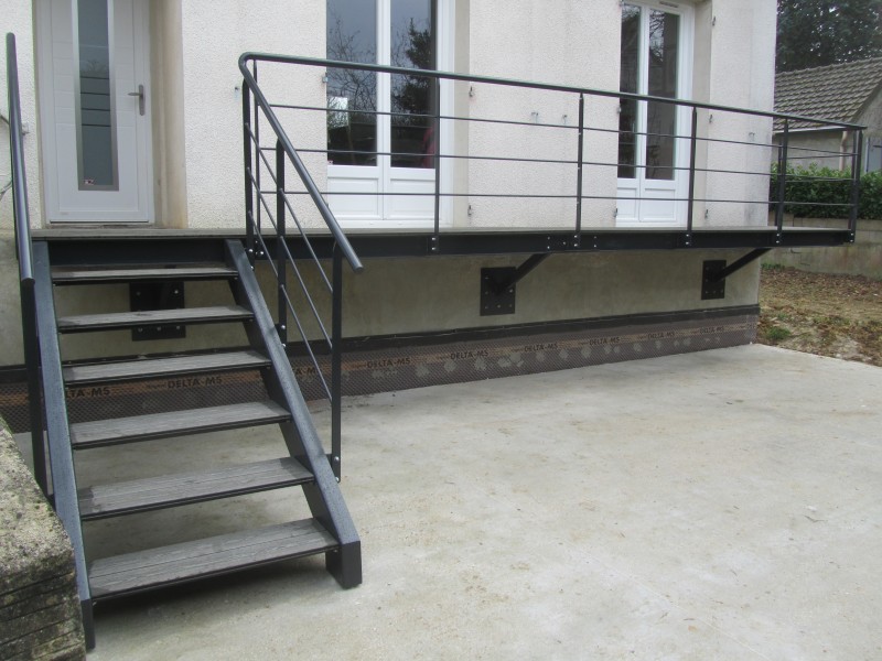 escalier-droit-acier-limon-extérieur-marche-bois-composite-6