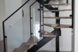 escalier-2-4-tournant-limon-central-marche-chene-garde-corps-en-verre-2