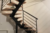 escalier-deux-quart-tournant-acier-limon-central-marche-hetre-1