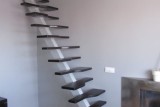 escalier-droit-acier-gaine-de-palce-marche-suspendu-2
