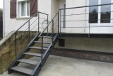 escalier-droit-acier-limon-extérieur-marche-bois-composite-1