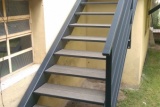 escalier-droit-acier-limon-extérieur-marche-bois-composite-3