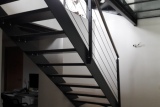 escalier-quart-tournant-limon-extérieur-marche-en-pierre-dans-caisson-acier-2